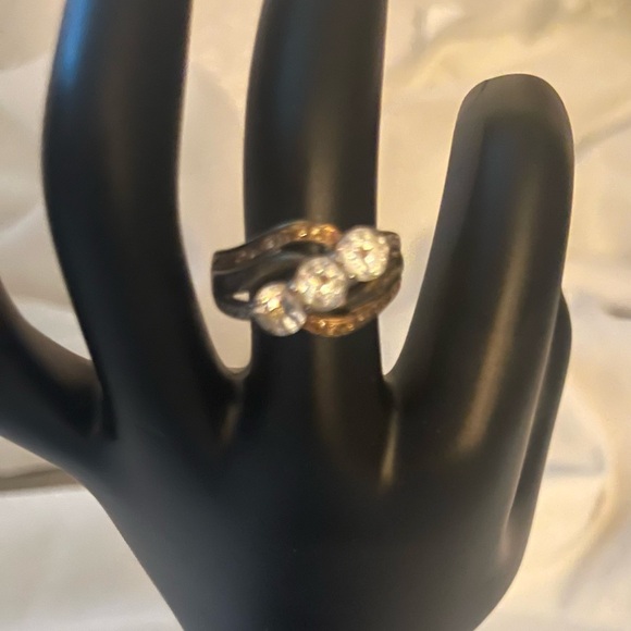A beautiful & different solid gold diamond & black diamond women’s ring - Picture 4 of 6